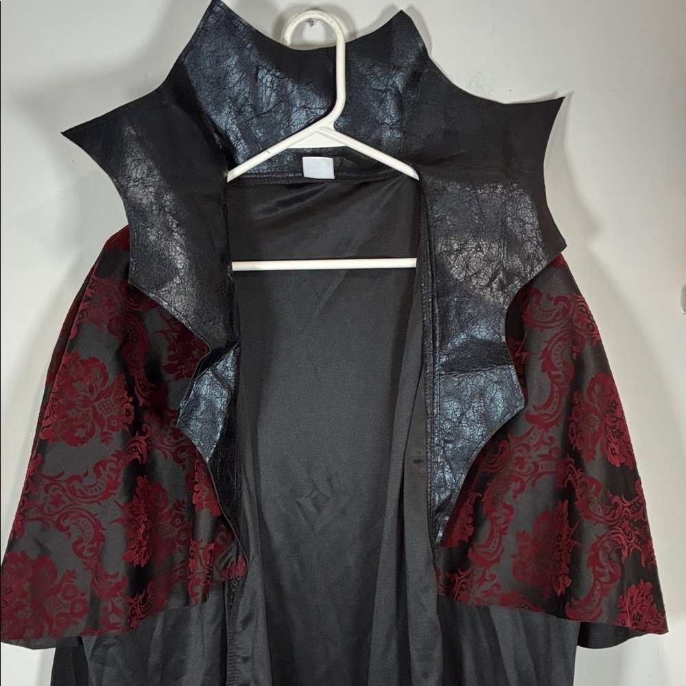 Spirit Men's Victorian Vampire Costume - Black and Red - Picture 8 of 12